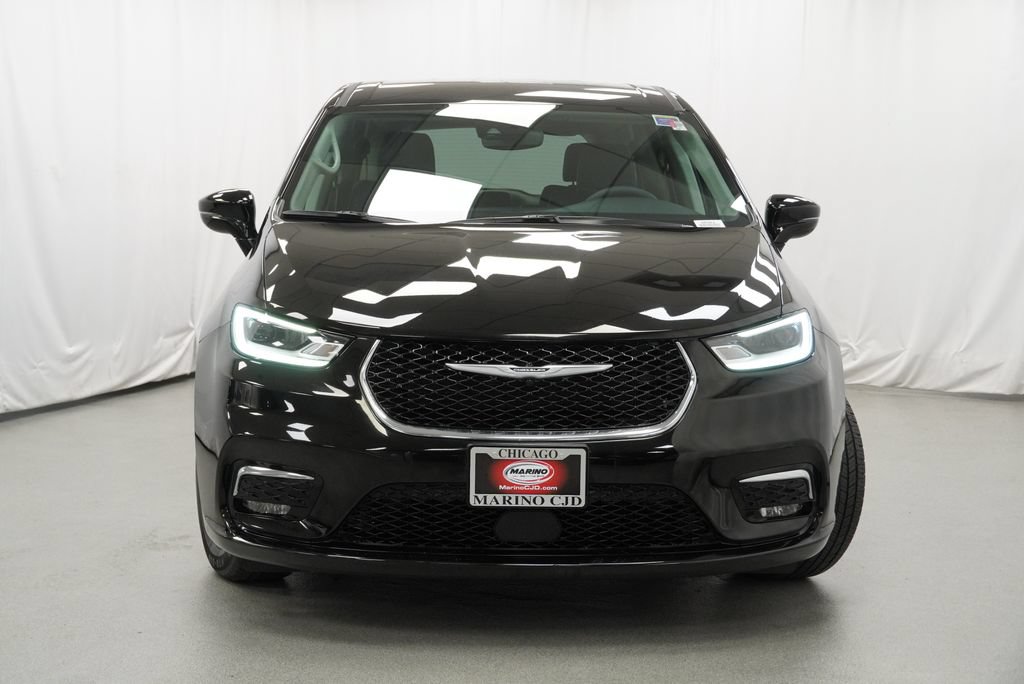 Certified 2024 Chrysler Pacifica Touring-L FWD image 9