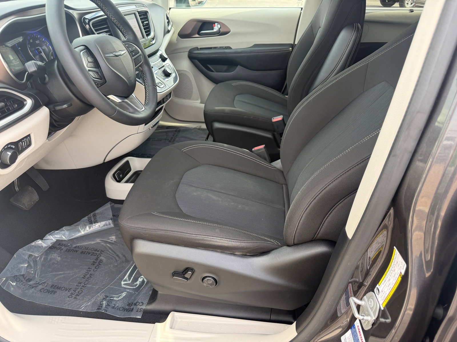 Used 2022 Chrysler Voyager LX image 11