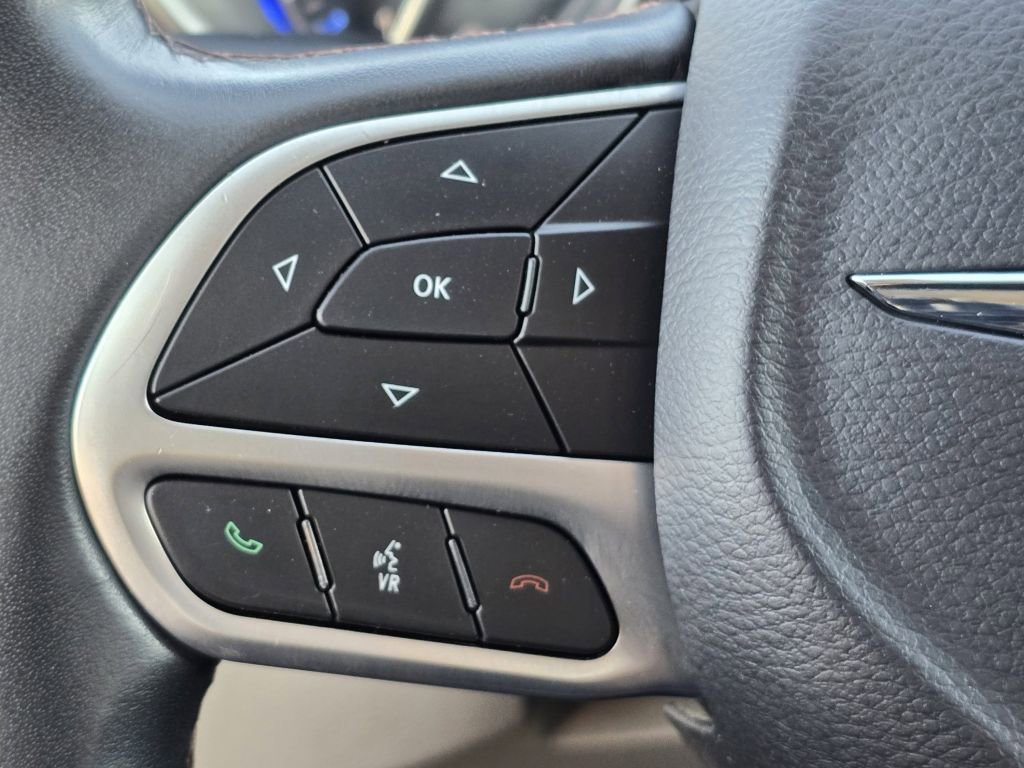 Used 2018 Chrysler Pacifica Touring-L FWD image 16