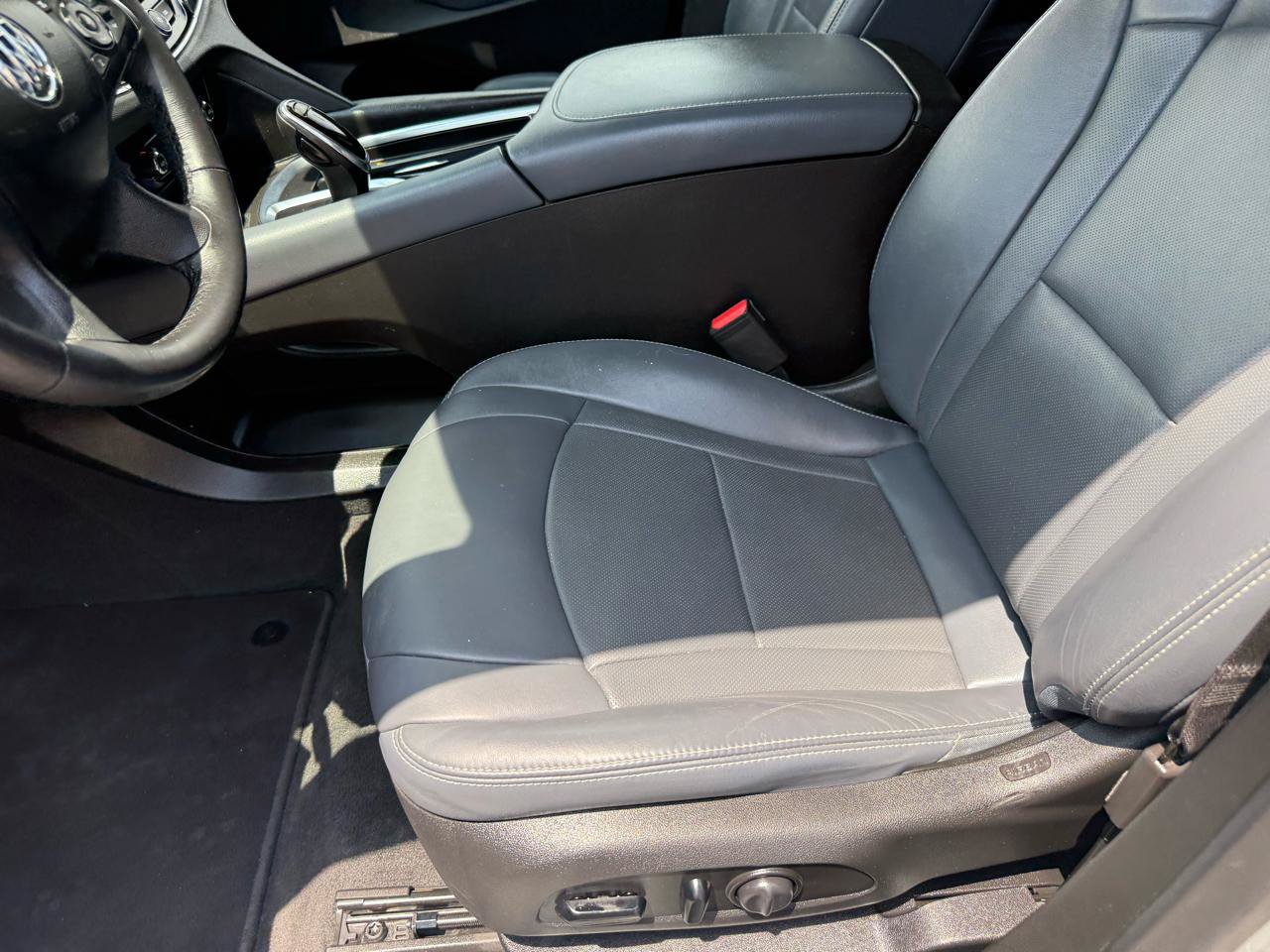 Used 2019 Buick Enclave Essence w/ LPO, Sport Appearance Package FWD image 10