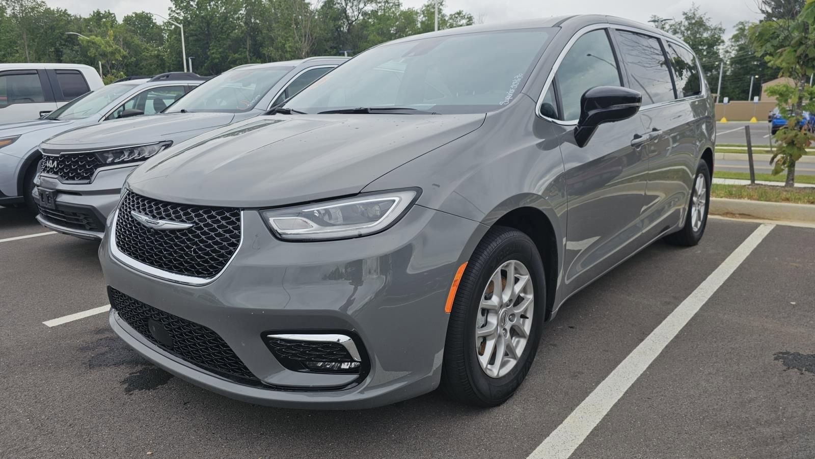 Used 2025 Chrysler Pacifica Select FWD image 1