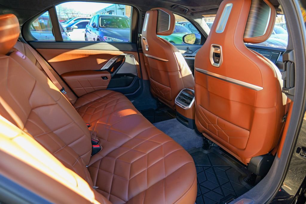 Used 2023 BMW 760i xDrive w/ Executive Package AWD/4WD image 30