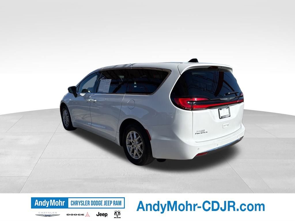 Used 2025 Chrysler Pacifica Select FWD image 5
