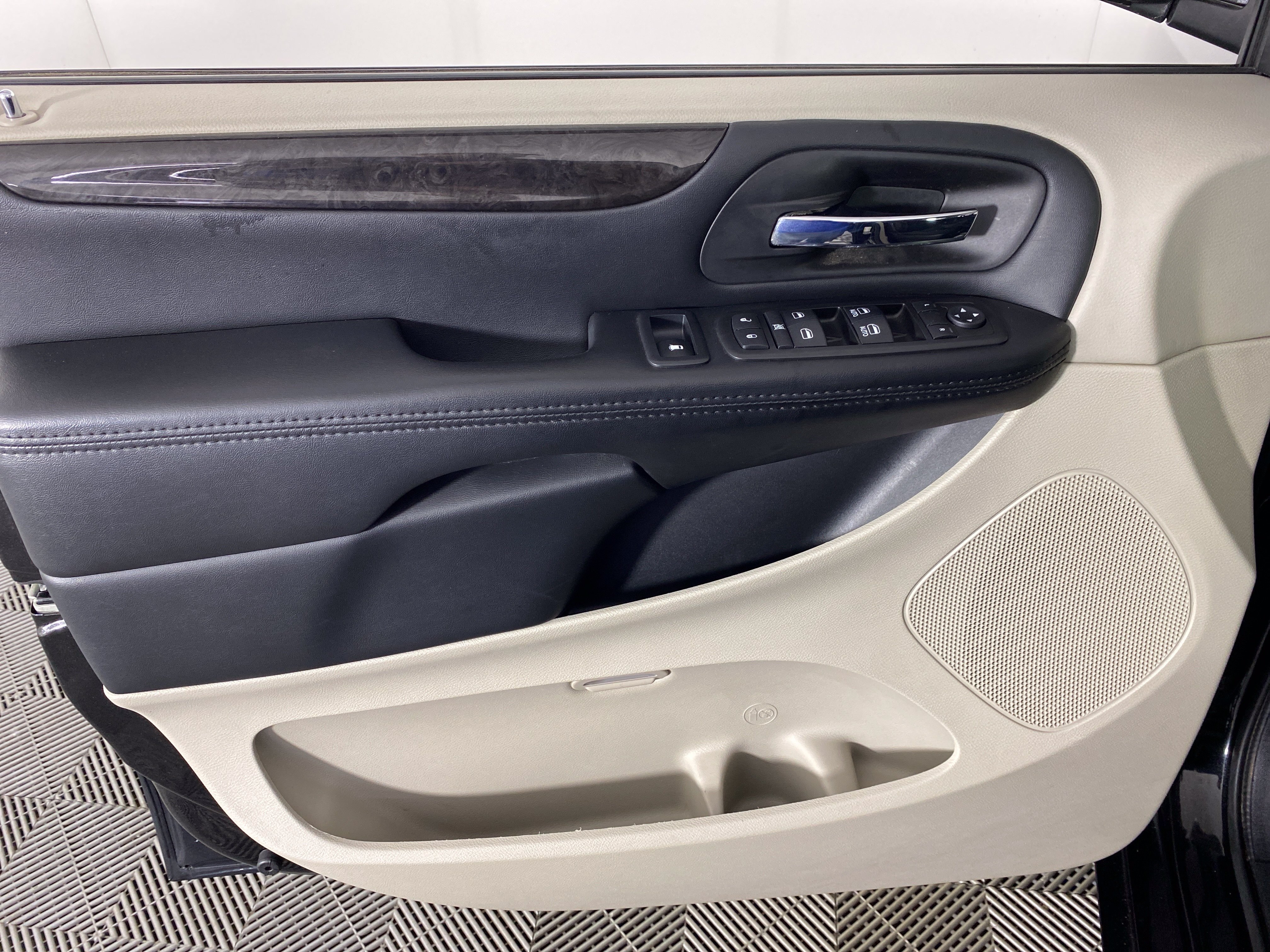 Used 2019 Dodge Grand Caravan SE w/ UConnect Hands-Free Group FWD image 12