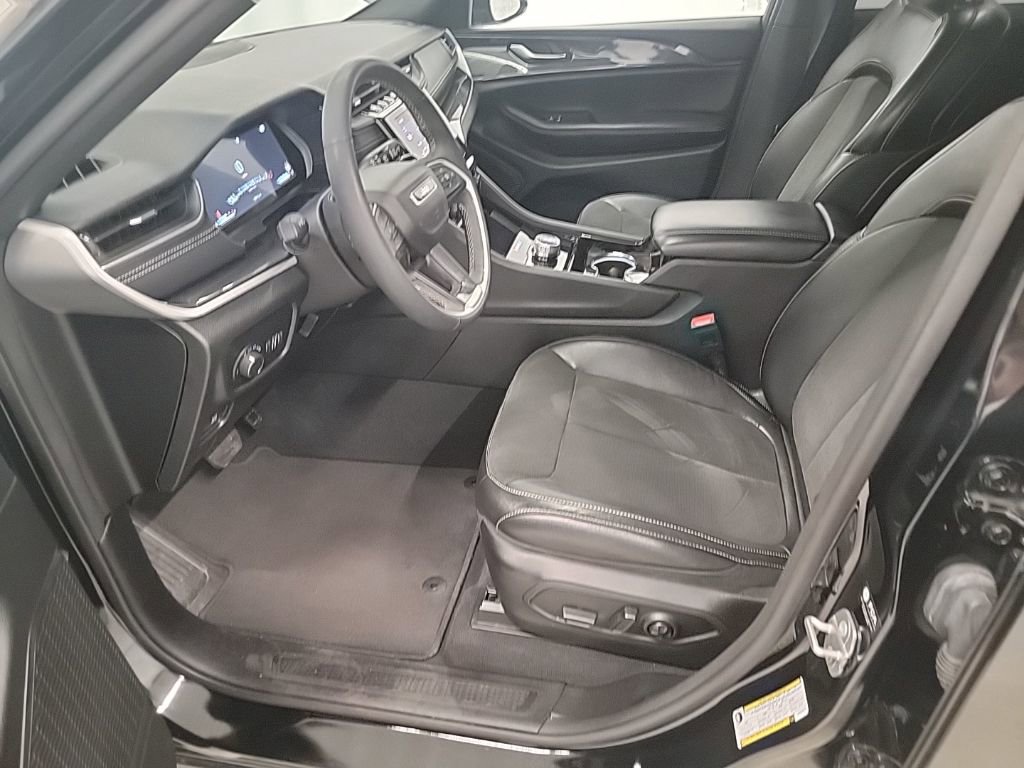 Used 2023 Jeep Grand Cherokee Altitude image 12