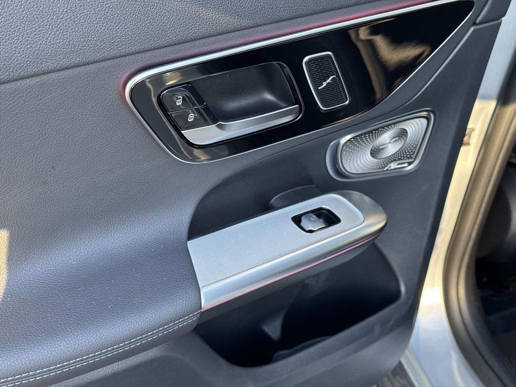 Used 2025 Mercedes-Benz GLC 300 4MATIC image 11