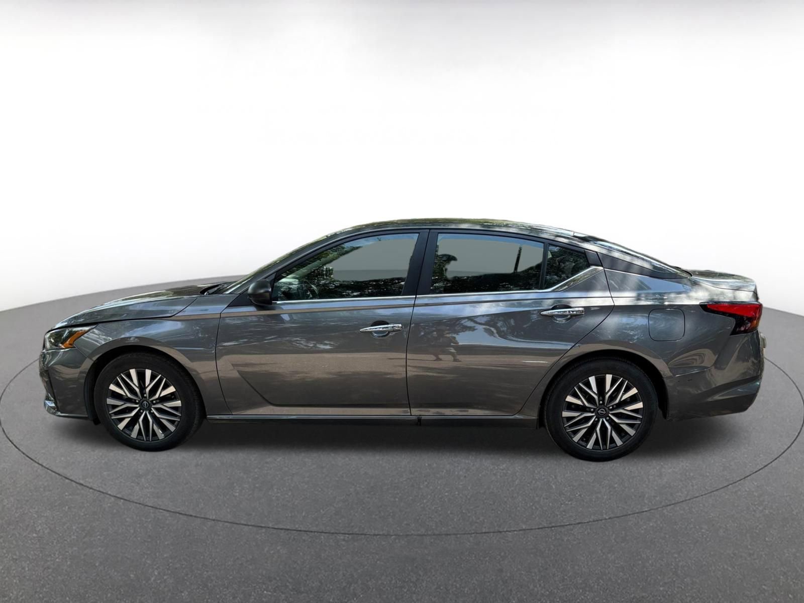 Used 2025 Nissan Altima 2.5 SV FWD image 4