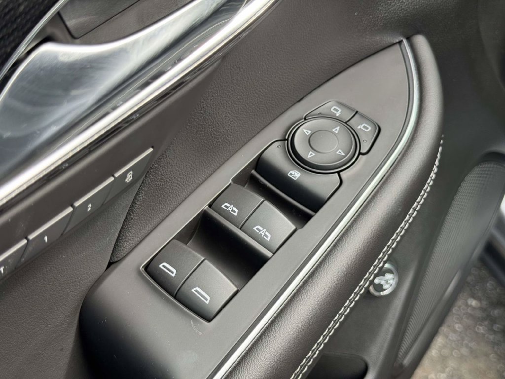 Used 2023 Buick Envision Essence AWD/4WD image 23
