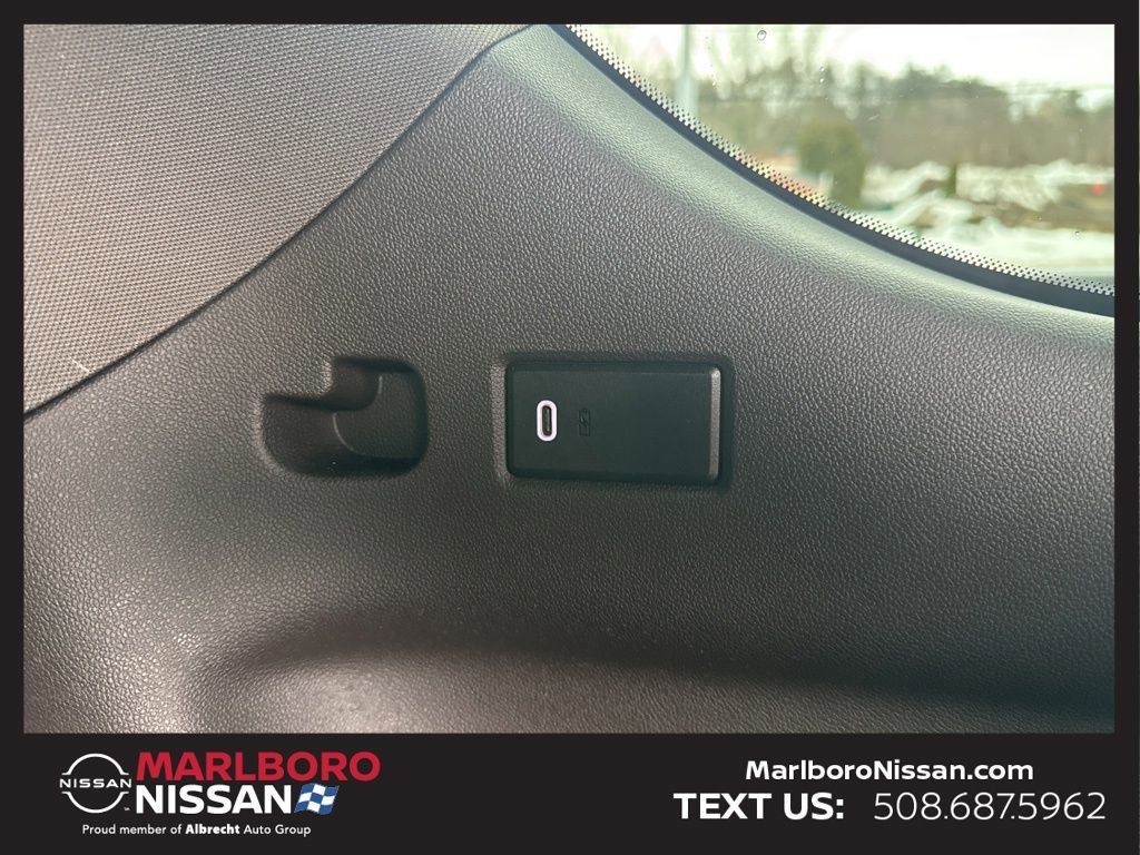 Used 2022 Cadillac Escalade Premium Luxury w/ Performance Package image 18