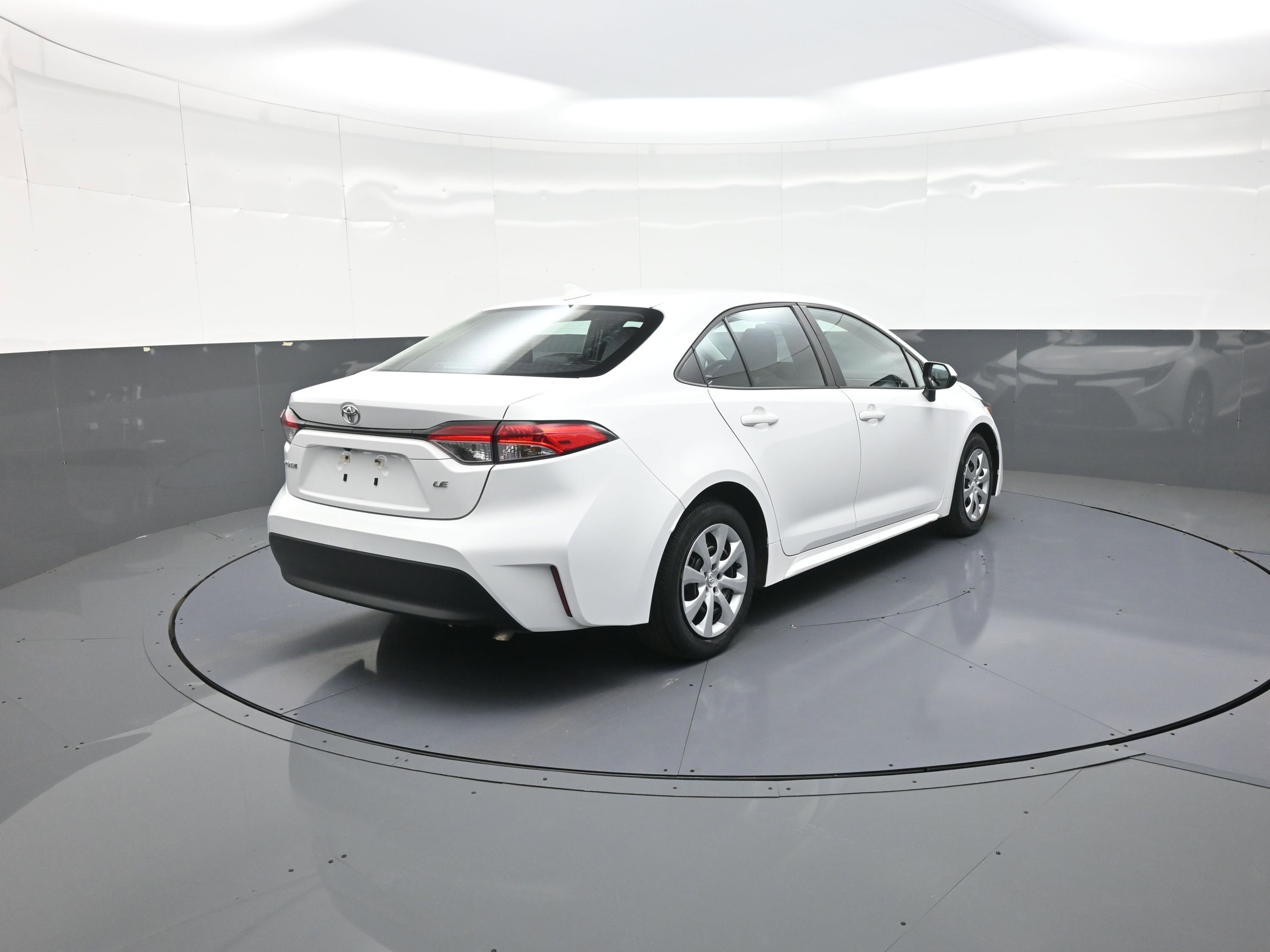 Used 2023 Toyota Corolla LE image 3