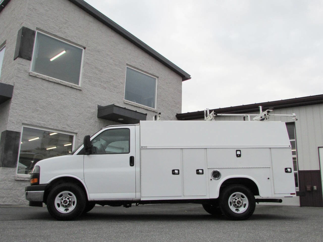 Used 2019 GMC Savana 3500 w/ Power Convenience Package RWD image 9