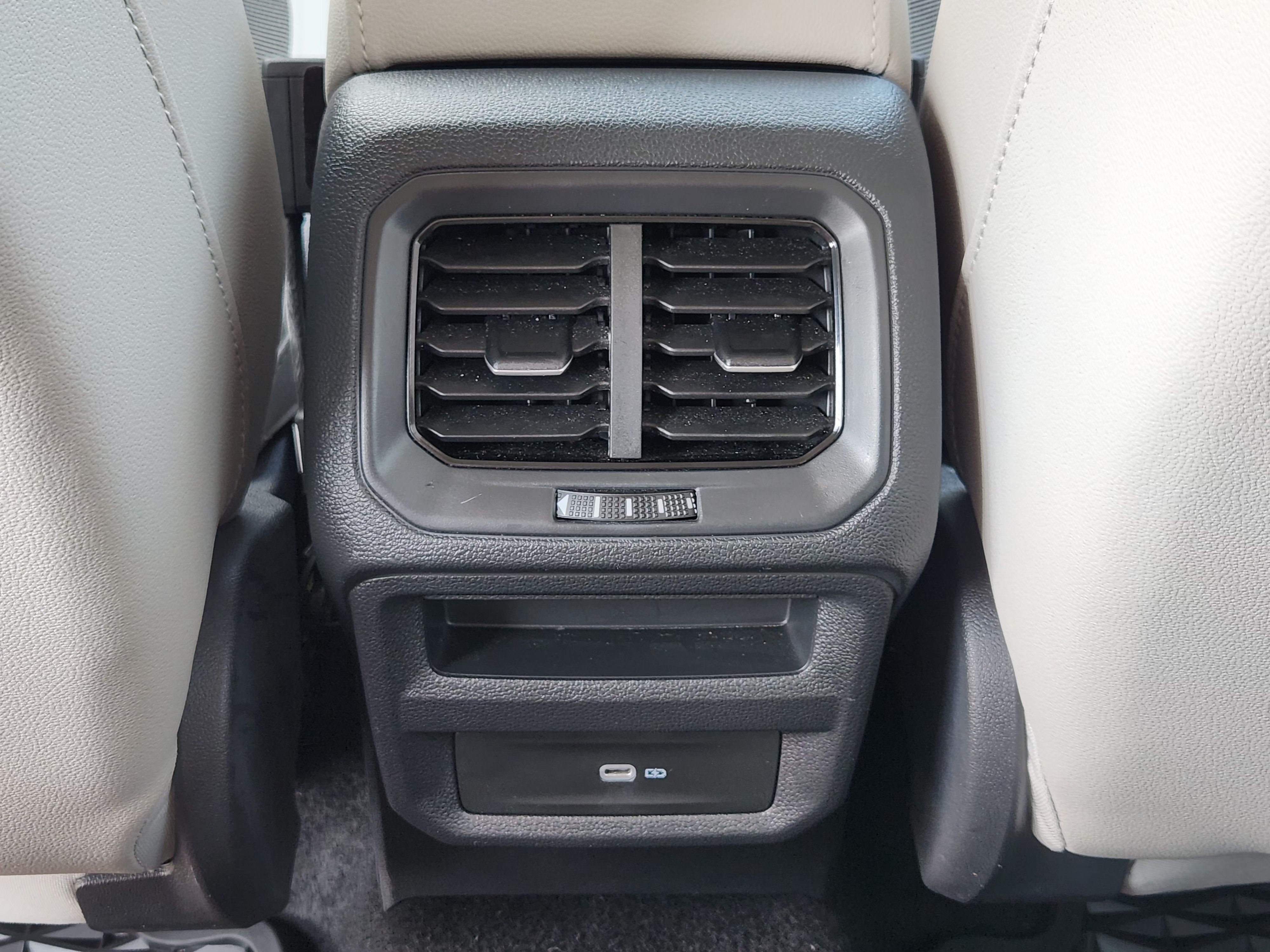 Used 2025 Volkswagen Taos SE FWD image 30