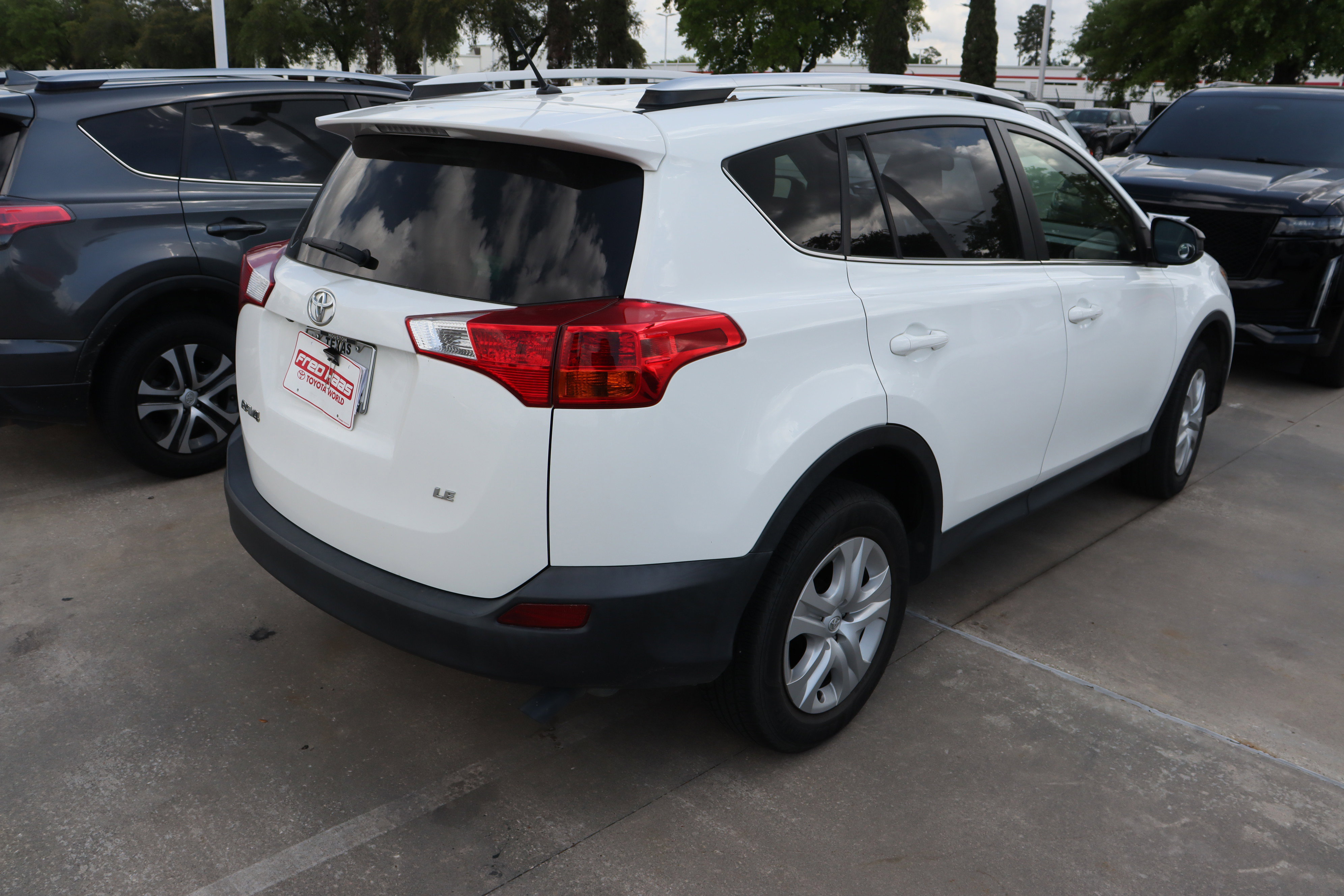 Used 2015 Toyota RAV4 LE image 9