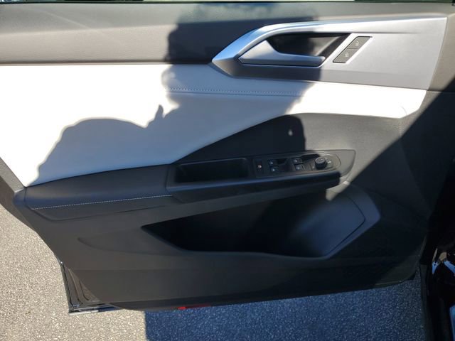 Certified 2025 Volkswagen Taos SE w/ Panoramic Sunroof Package image 18