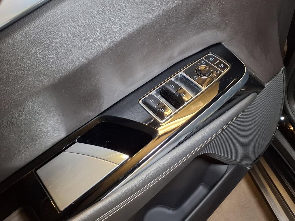 Certified 2025 Cadillac Escalade ESV Luxury AWD/4WD image 14