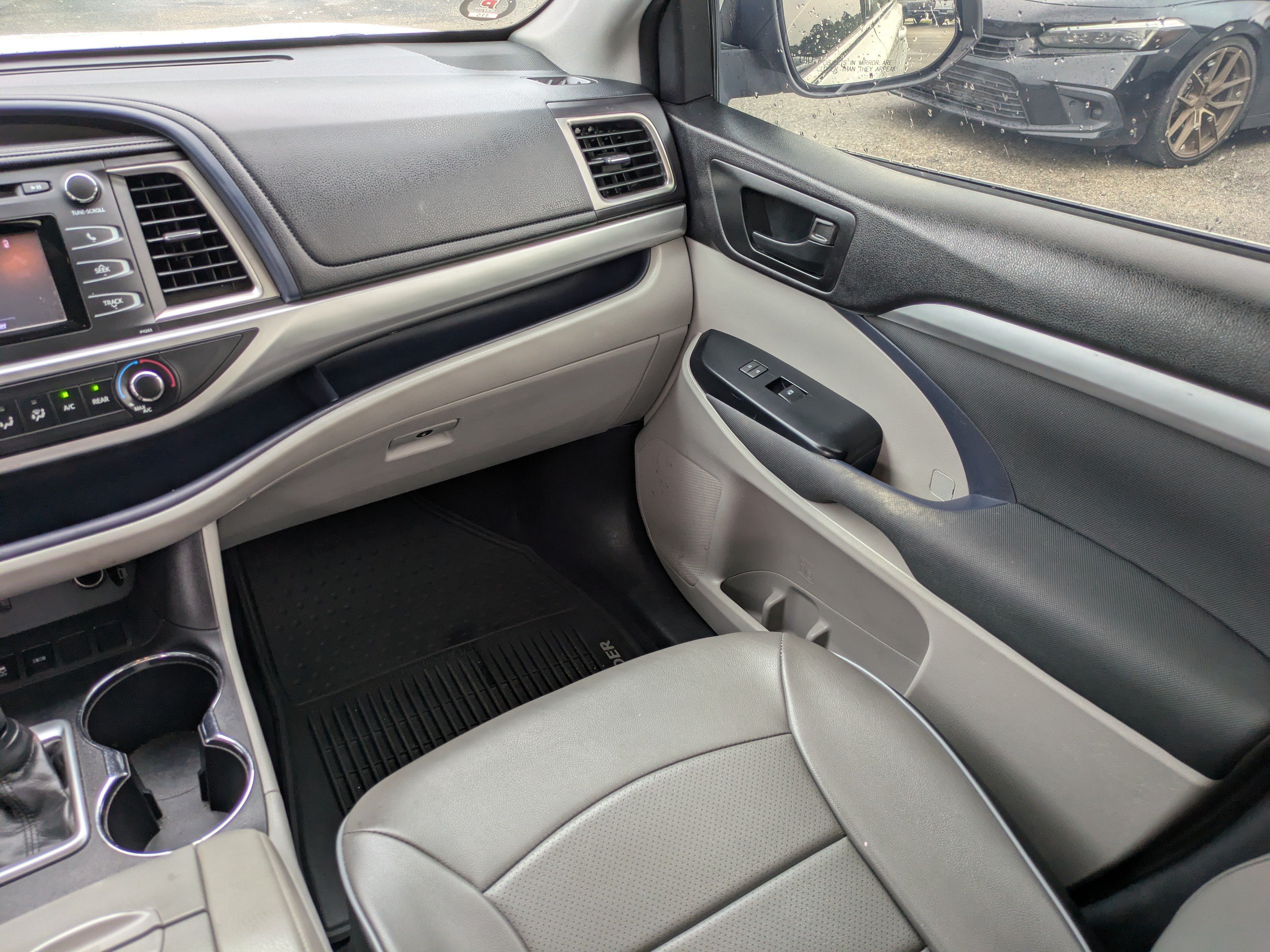 Used 2016 Toyota Highlander LE FWD image 16