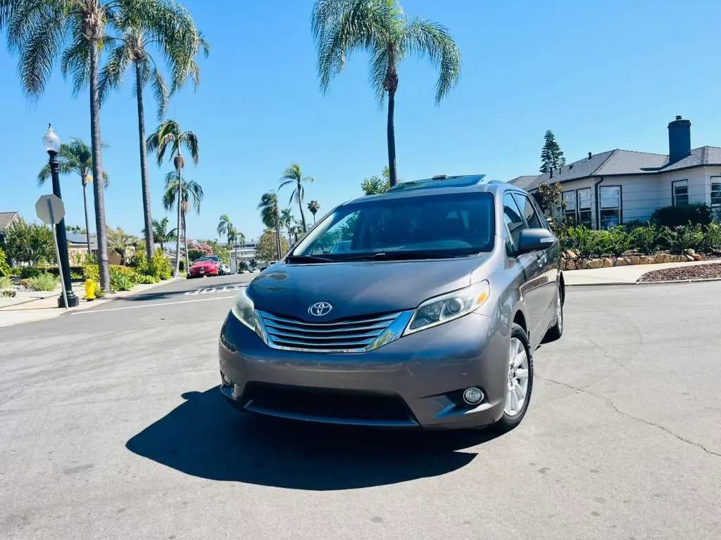 Used 2017 Toyota Sienna Limited FWD image 2