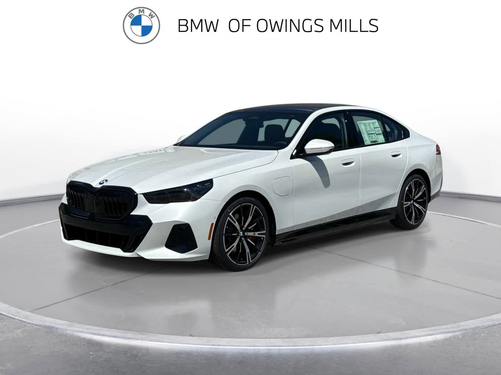 New 2026 BMW 550e xDrive w/ Premium Package AWD/4WD image 1