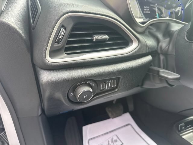 Used 2026 Chrysler Pacifica Select FWD image 8