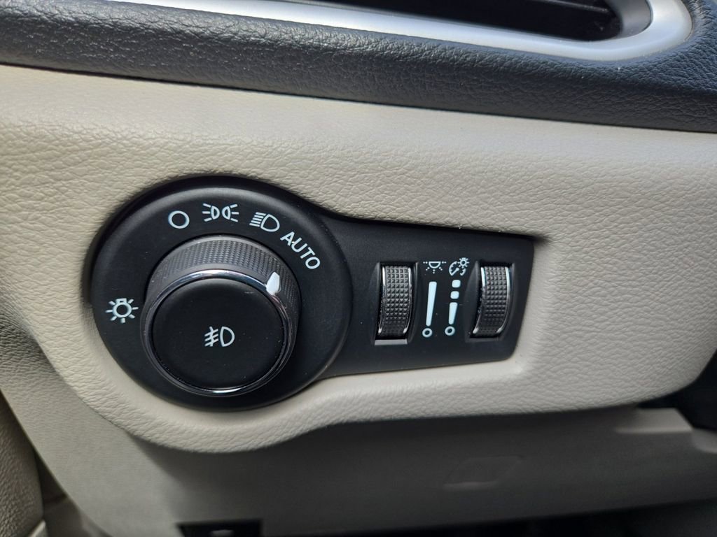 Used 2023 Chrysler Pacifica Touring-L image 31