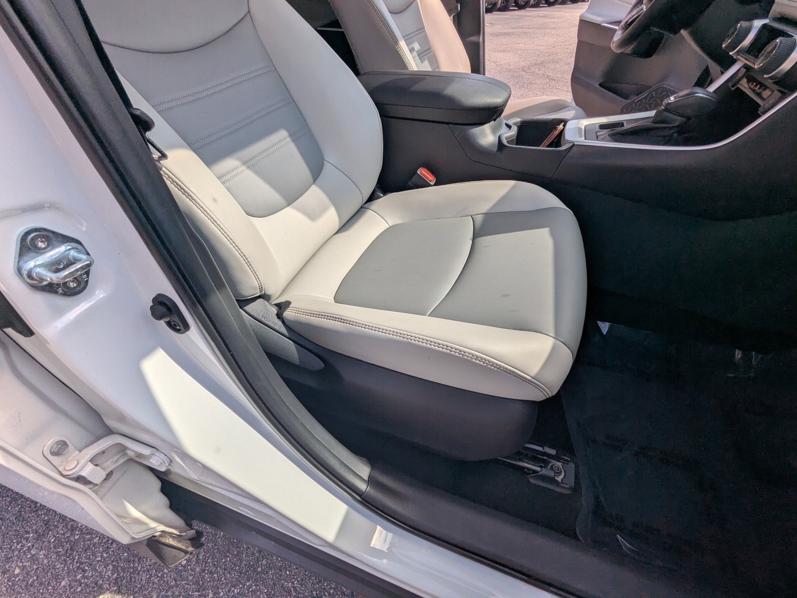 Used 2023 Toyota RAV4 XLE Premium image 14