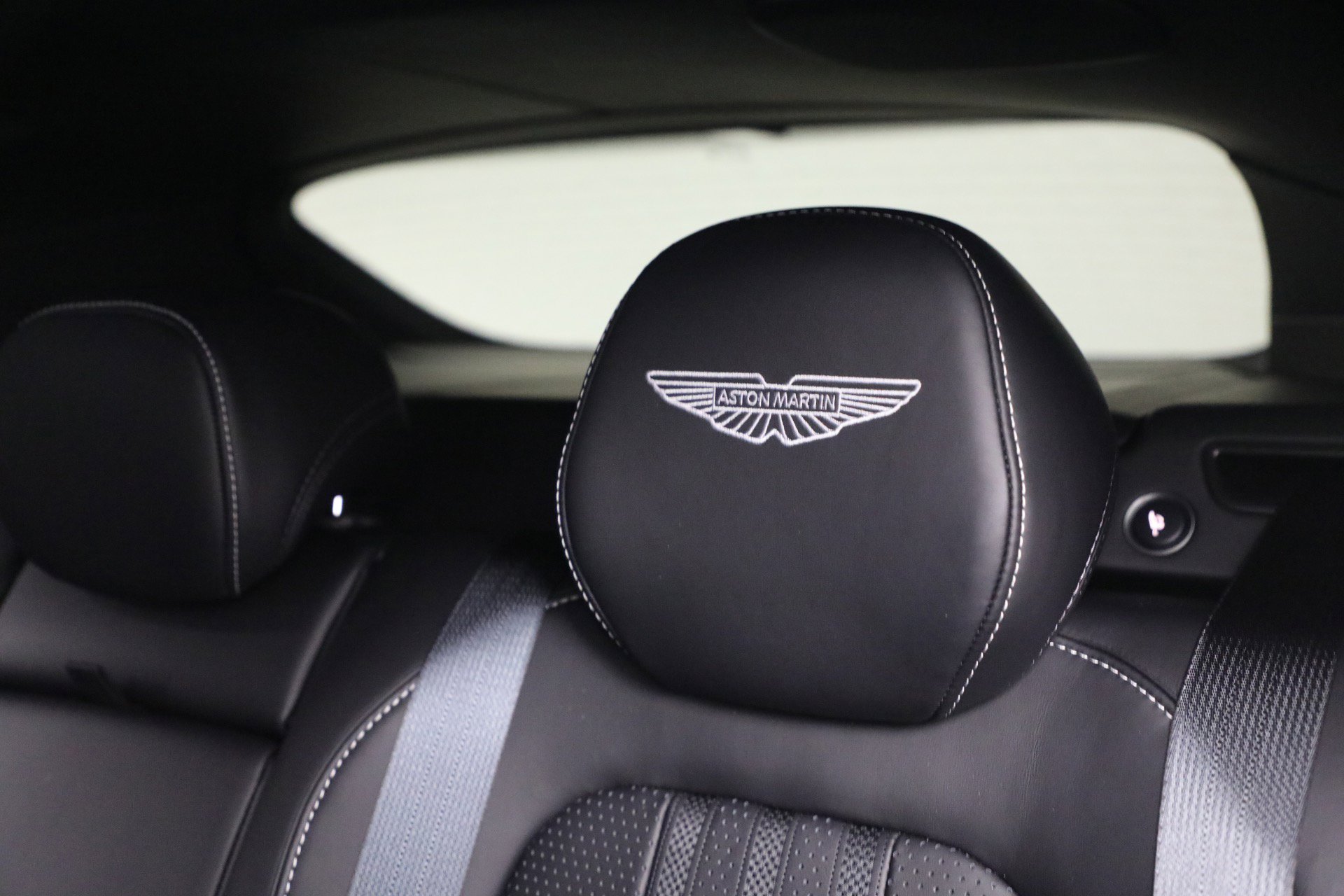 New 2026 Aston Martin DBX 707 image 32