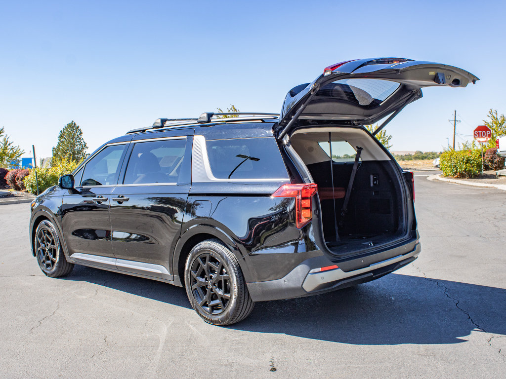 Used 2025 Kia Carnival SX w/ SX Dark Edition Package FWD image 9