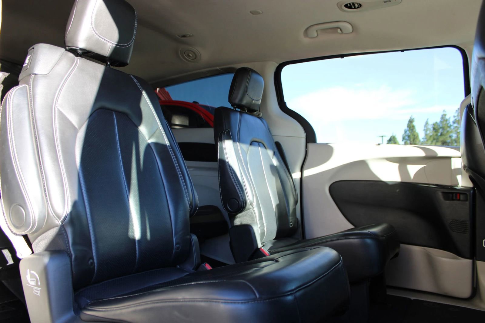 Used 2020 Chrysler Voyager Lxi image 5