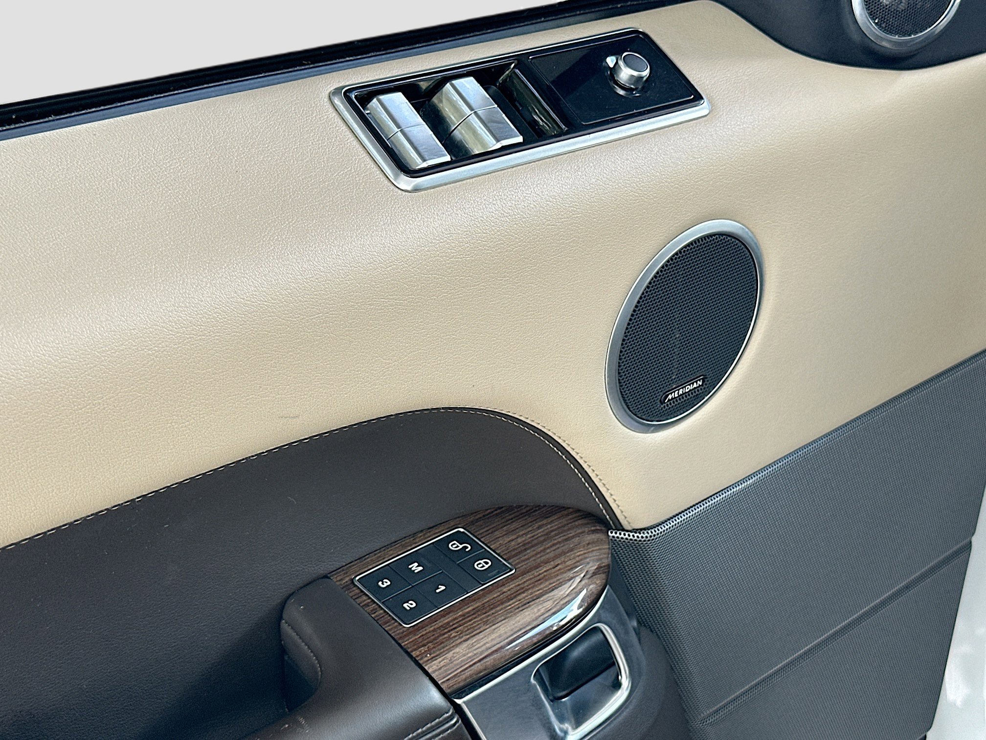 Used 2020 Land Rover Range Rover Sport HSE image 17