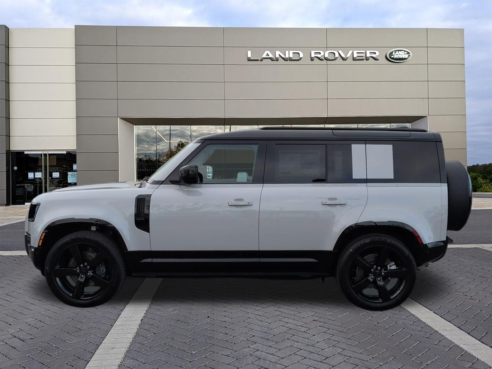 New 2026 Land Rover Defender 110 X-Dynamic SE AWD/4WD image 8