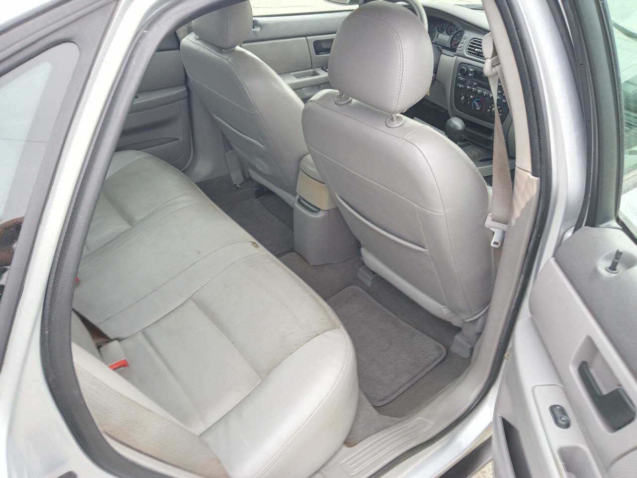 Used 2005 Ford Taurus SE FWD image 11