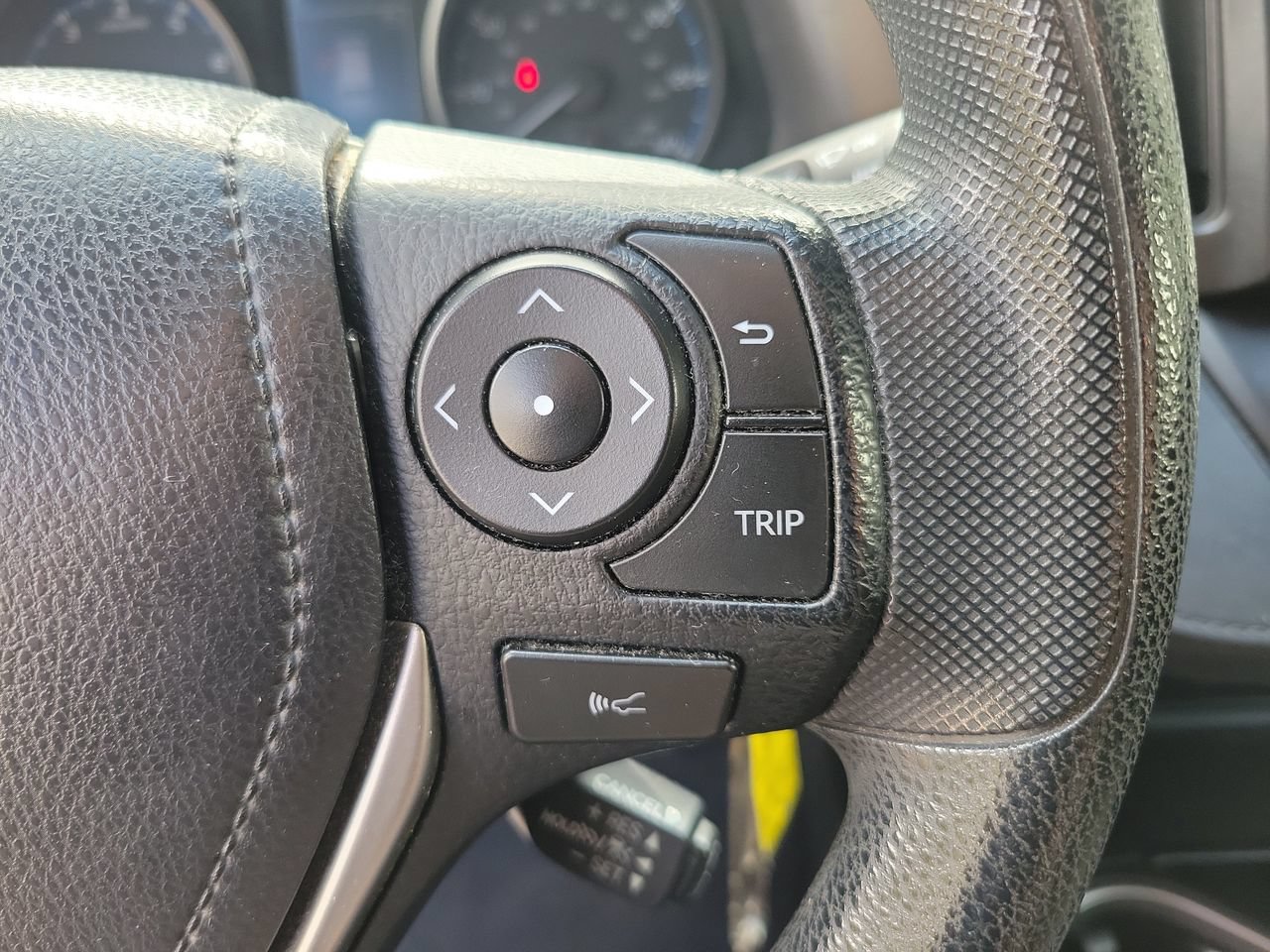 Used 2018 Toyota RAV4 LE FWD image 20