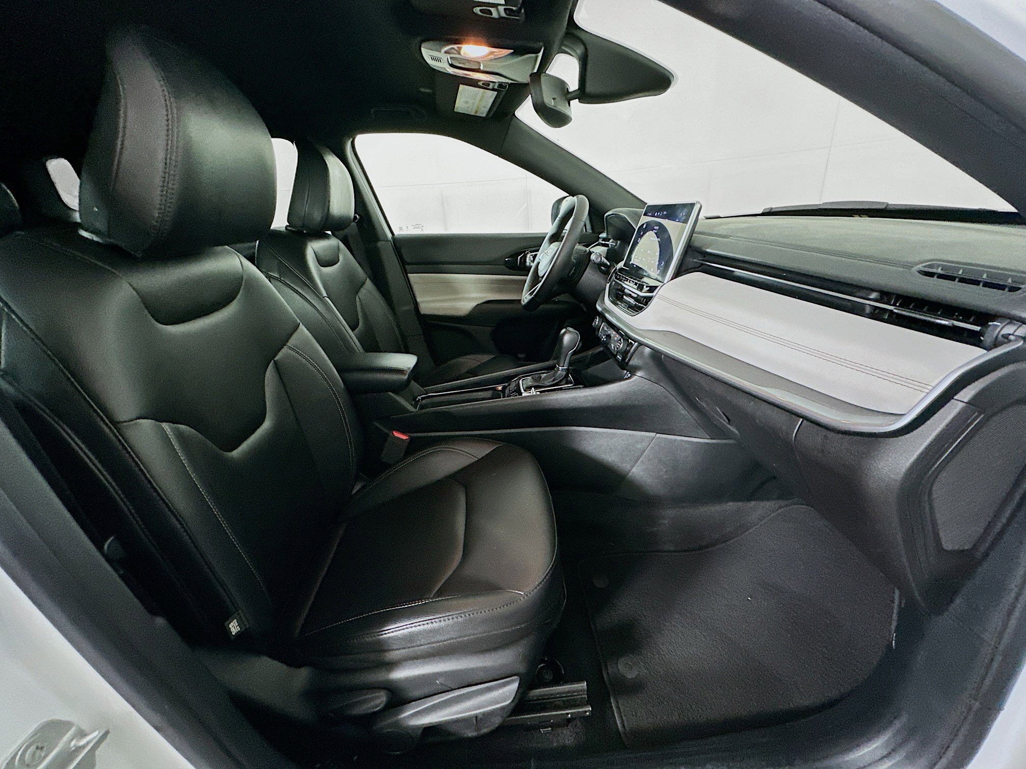 Used 2025 Jeep Compass Limited image 29