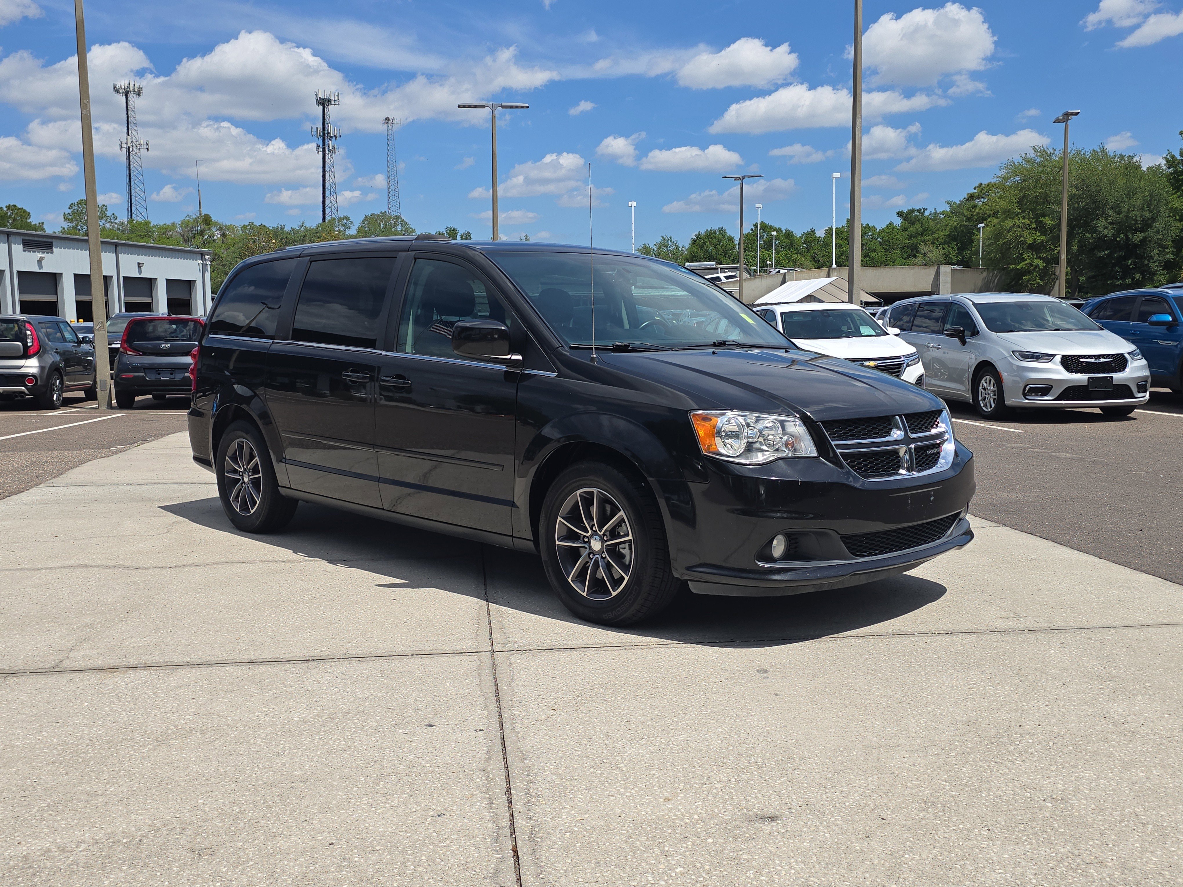 Used 2017 Dodge Grand Caravan SXT w/ Driver Convenience Group FWD image 2