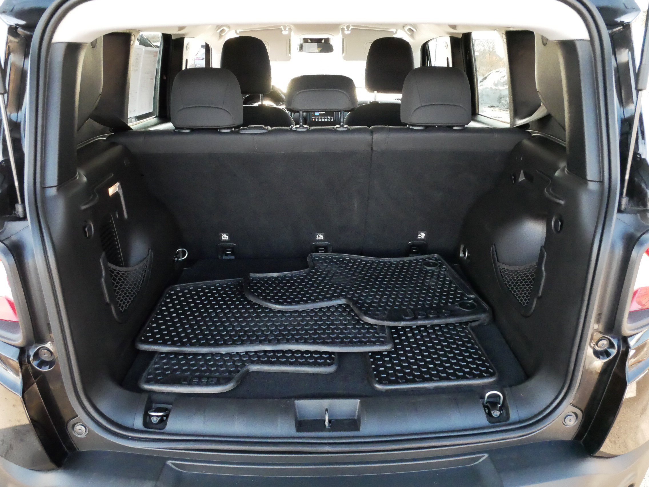 Used 2018 Jeep Renegade Latitude w/ Cold Weather Group image 18