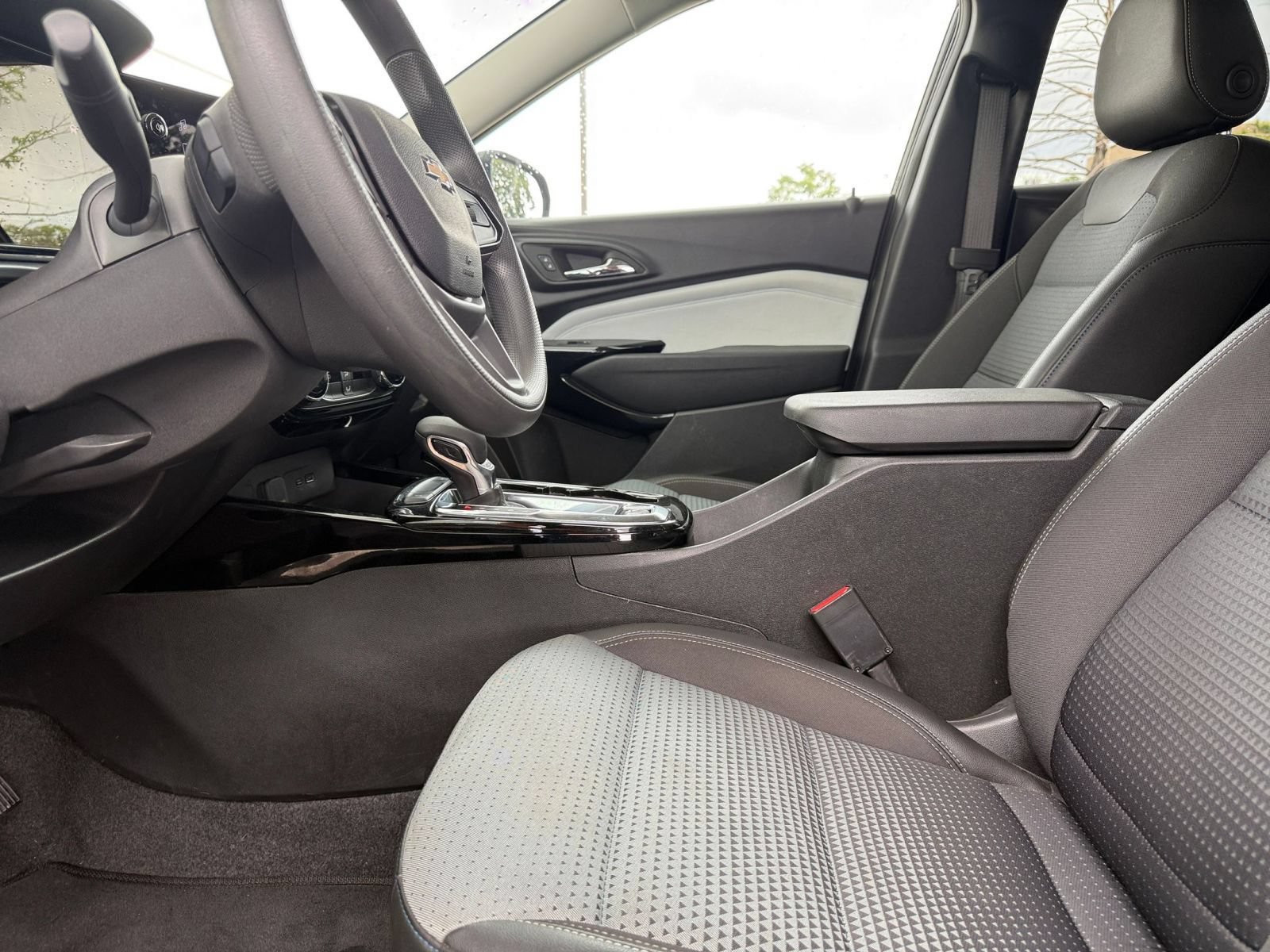 Used 2025 Chevrolet Trax LT FWD image 27