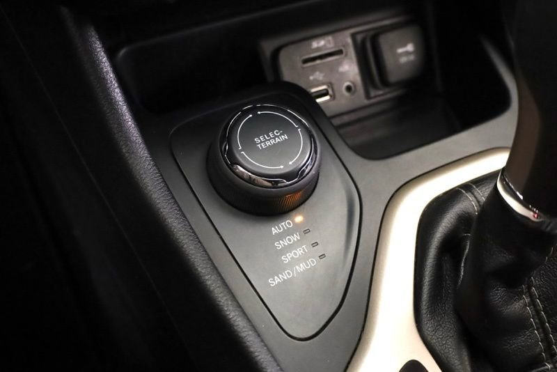 Used 2018 Jeep Cherokee Limited image 22