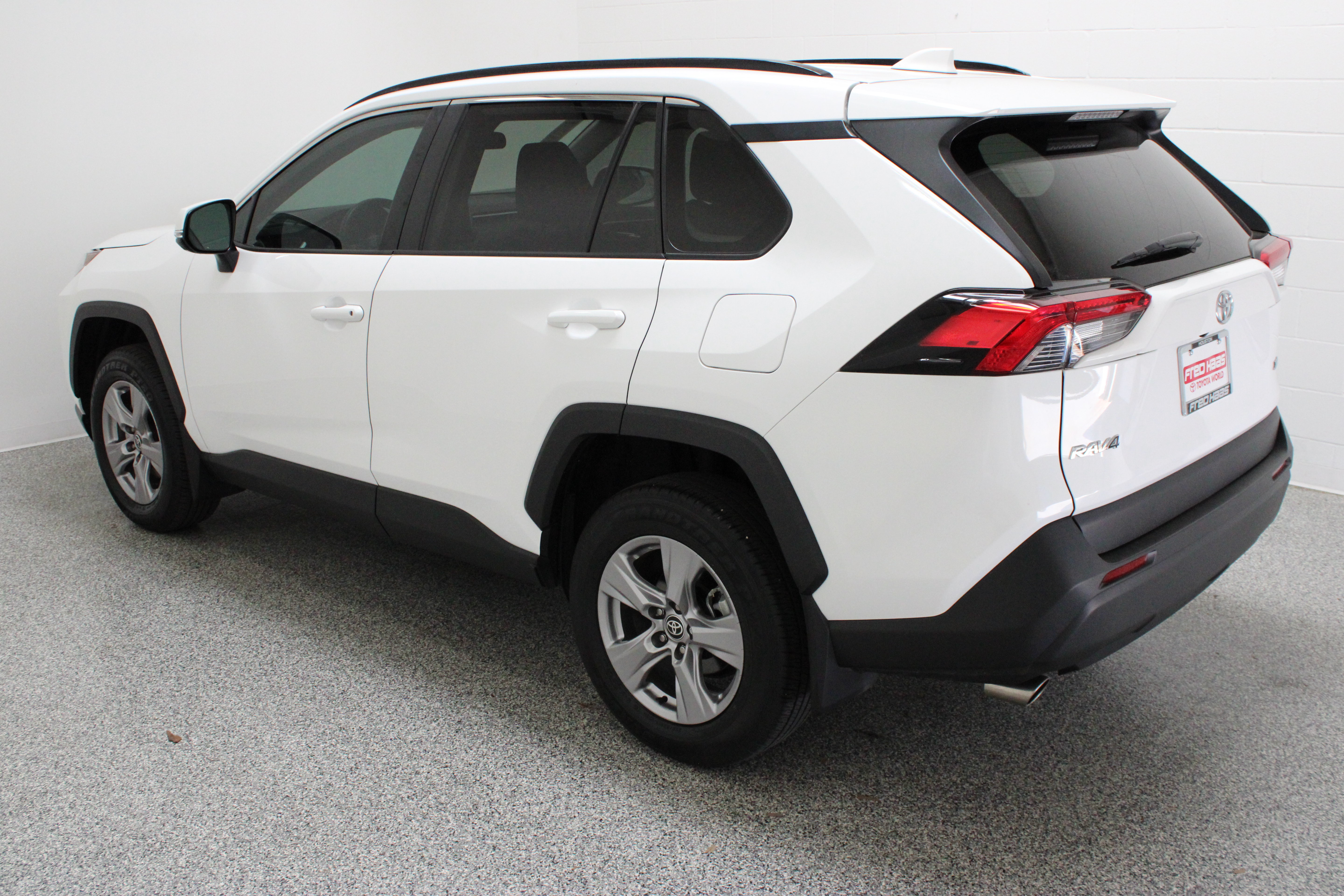 Used 2025 Toyota RAV4 XLE w/ Convenience Package FWD image 9