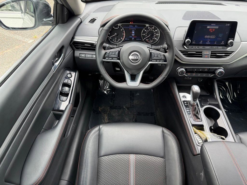 Used 2025 Nissan Altima 2.5 SR FWD image 13