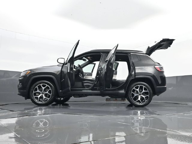 Used 2025 Jeep Compass Limited AWD/4WD image 33