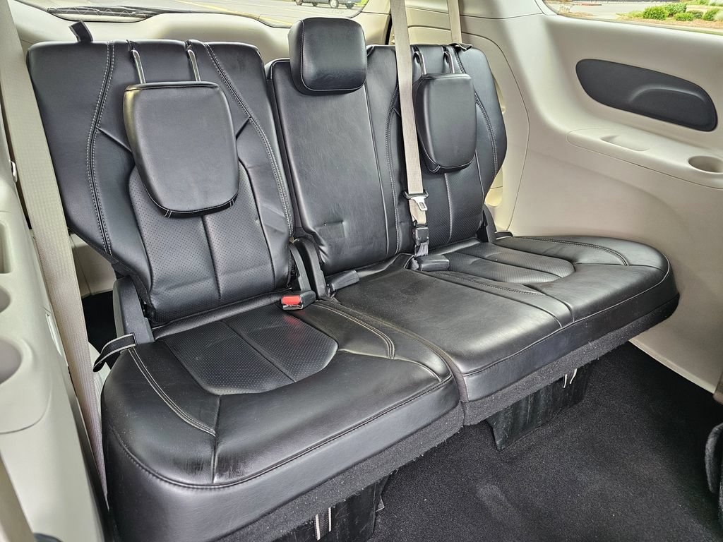 Used 2023 Chrysler Pacifica Touring-L FWD image 17