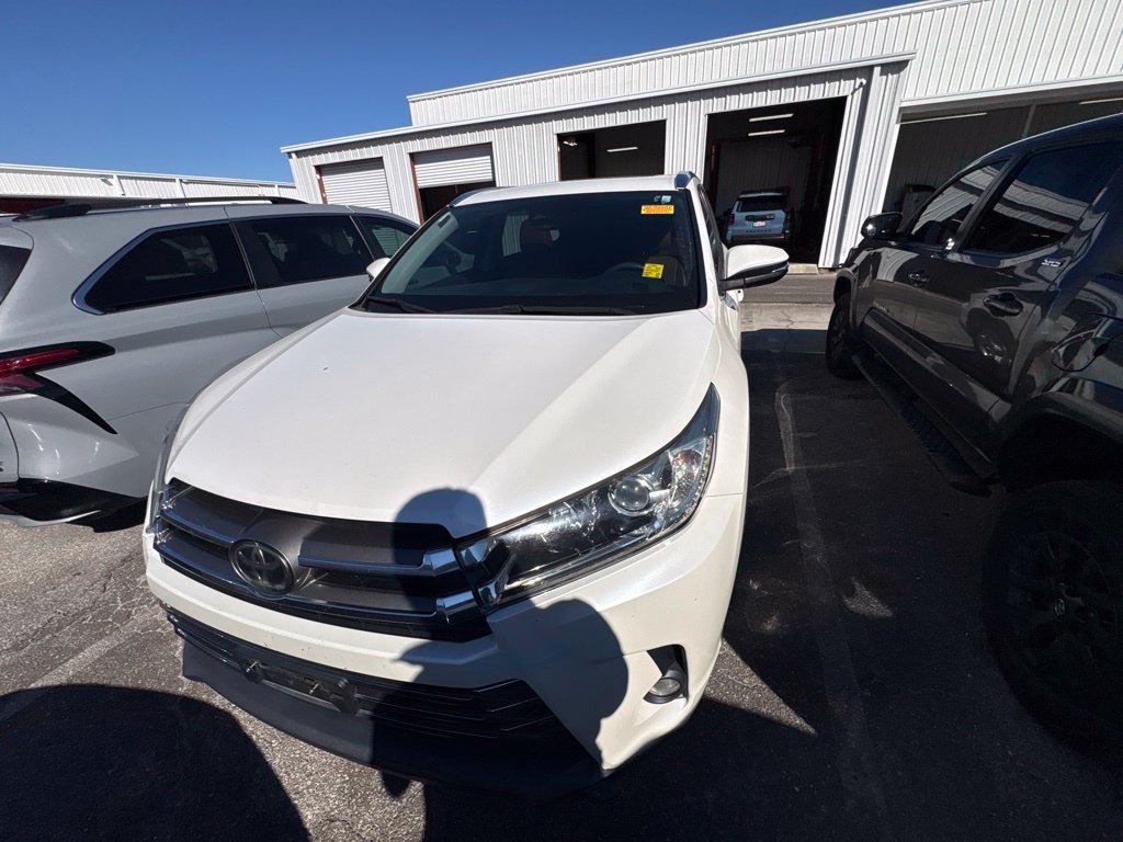 Used 2018 Toyota Highlander Limited FWD image 4