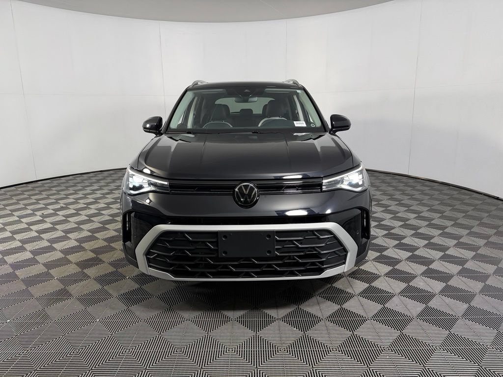 Used 2025 Volkswagen Taos SE w/ Panoramic Sunroof Package FWD image 11