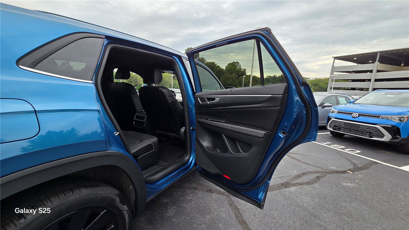 Certified 2024 Volkswagen Atlas Cross Sport SE w/ Black Wheel Package AWD/4WD image 31