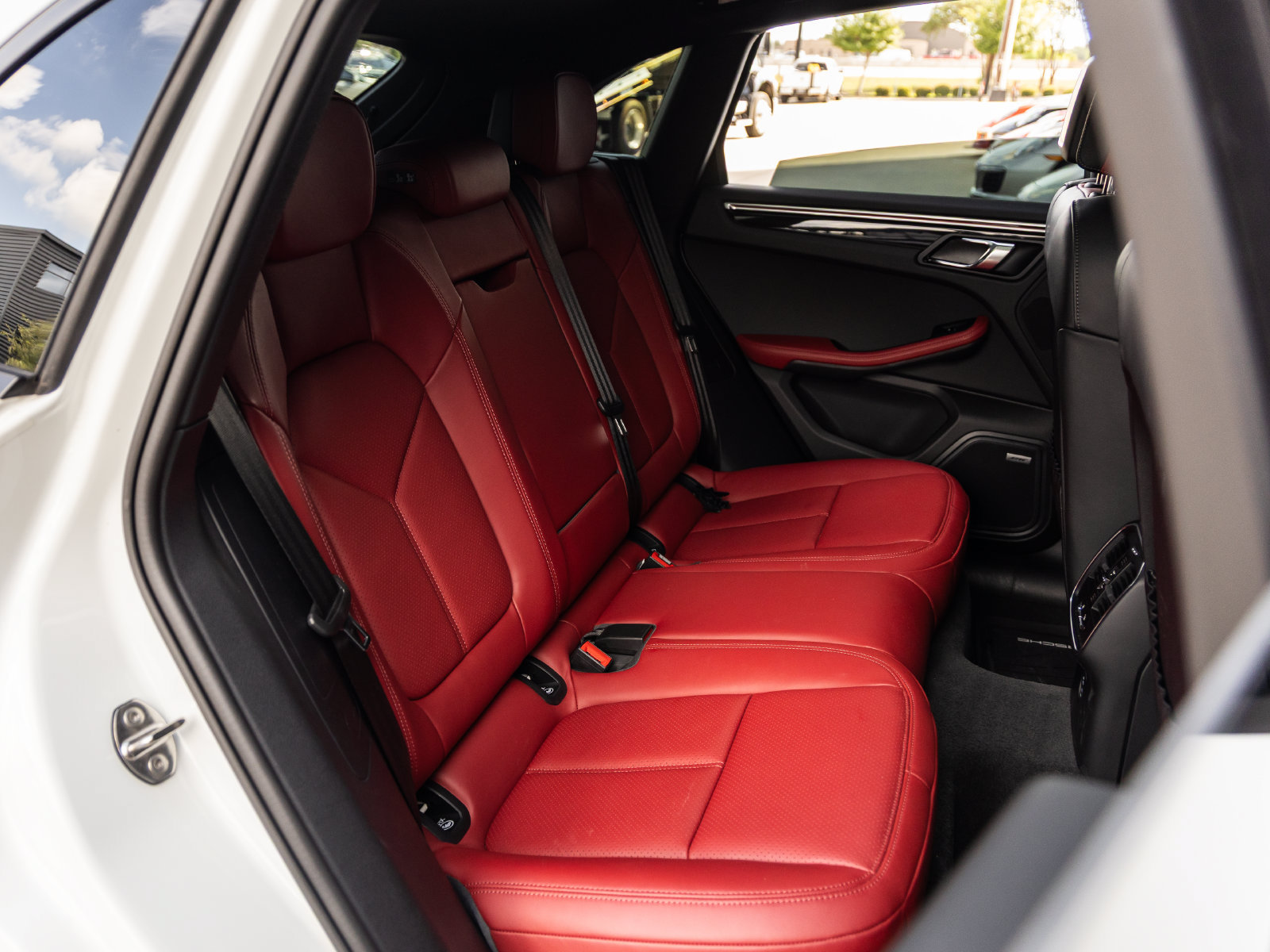 Certified 2025 Porsche Macan w/ Premium Package Plus AWD/4WD image 41