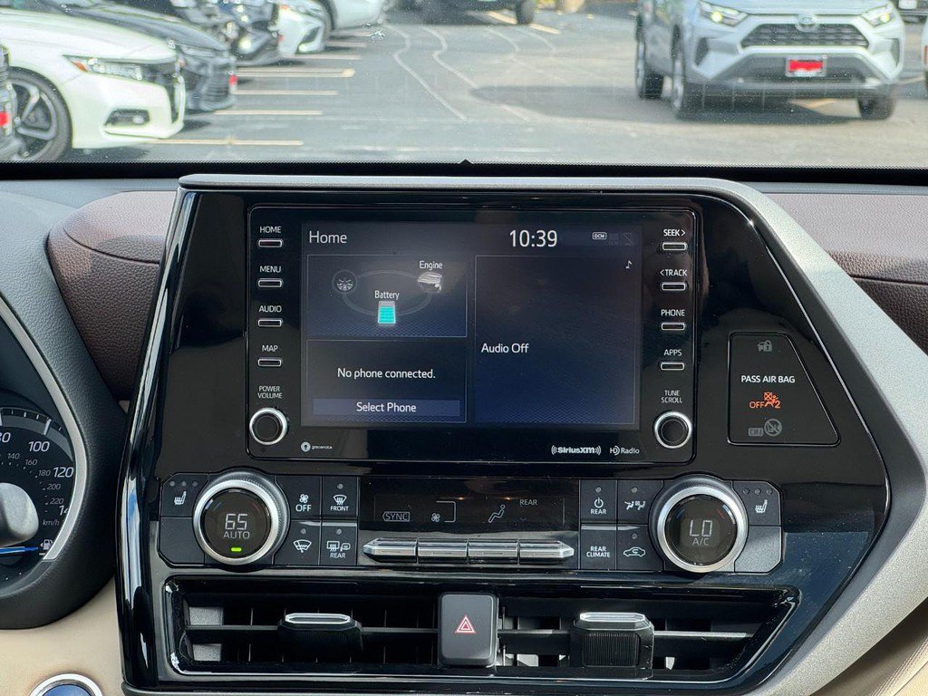 Used 2021 Toyota Highlander XLE AWD/4WD image 21