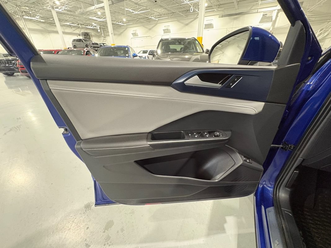 Used 2024 Volkswagen Taos SE w/ Panoramic Sunroof Package FWD image 32