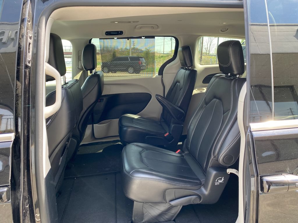 Used 2024 Chrysler Pacifica Touring-L FWD image 23