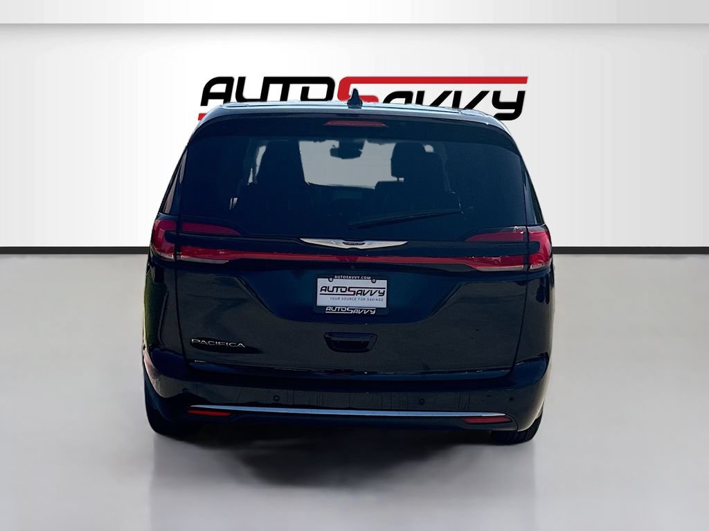 Used 2024 Chrysler Pacifica Touring-L FWD image 6