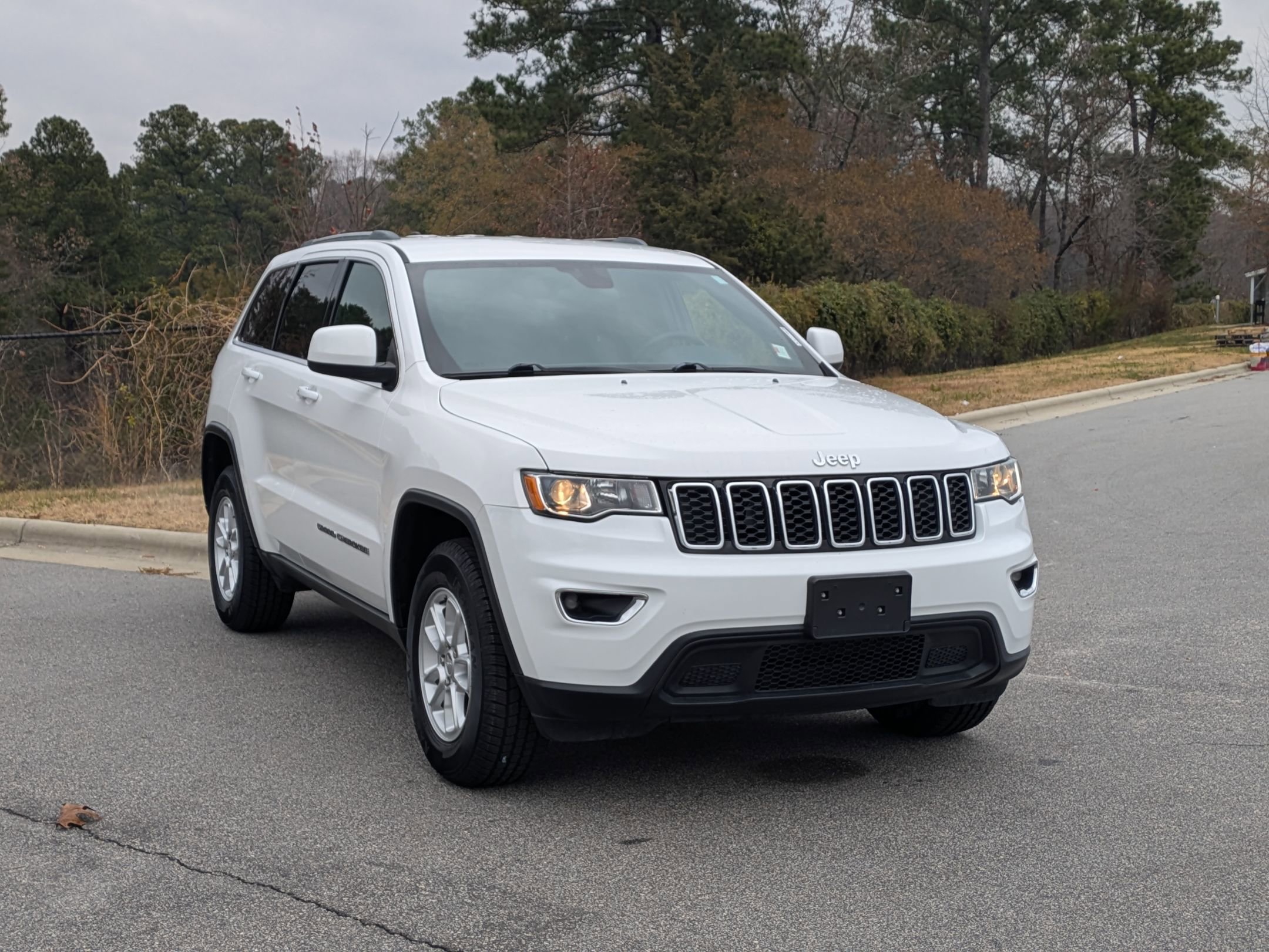 Used 2018 Jeep Grand Cherokee Laredo image 3